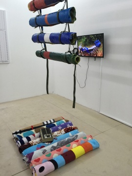 当地的棉毯与装米的麻袋,漂亮的成列在展厅里
当地的棉毯与装米的麻袋,漂亮的成列在展厅里