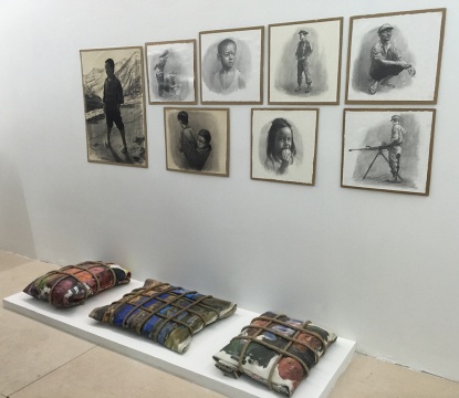 包晓伟创做的当地难民素描肖像与油画(在本次展览中,绘画与作品并不是最重要的内容,它只是在这个过程里做过的一件事情。于是在艺术家与策展人的商量下,将10米长的油画捆绑起来,它看起来甚至有点像炸药包的形式。)
包晓伟创做的当地难民素描肖像与油画(在本次展览中,绘画与作品并不是最重要的内容,它只是在这个过程里做过的一件事情。于是在艺术家与策展人的商量下,将10米长的油画捆绑起来,它看起来甚至有点像炸药包的形式。)