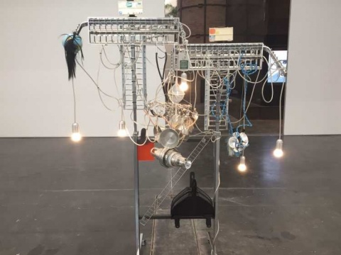 生活中常见的小物件,组成了现场一件件作品
生活中常见的小物件,组成了现场一件件作品
