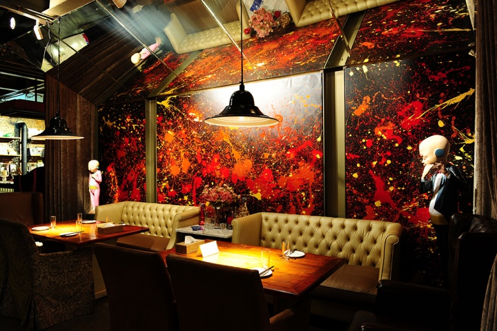 转角进入就餐区，颜石林的早期代表作《怎么了》系列两件，美食与隐约的乐音共同飘荡在空间中
