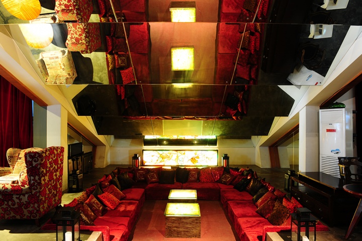 餐厅独立的下沉区域中法法国艺术家的灯箱作品，镜面将作品的气质凸显
