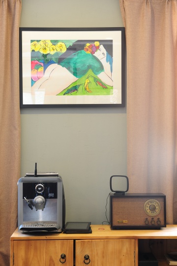 老店二层中丁雄泉的经典美人图
