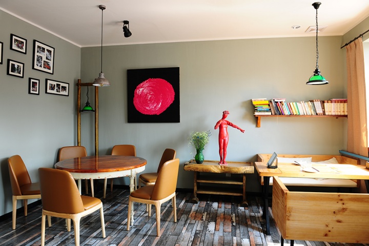 老店二层中俸正泉的油画、吴永平的小件雕塑与墙面上黄天的摄影
