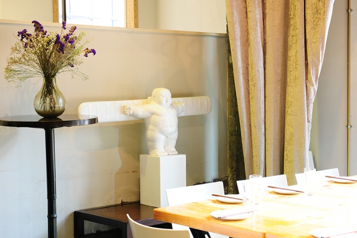 多件白色雕塑隐形于餐厅空间
