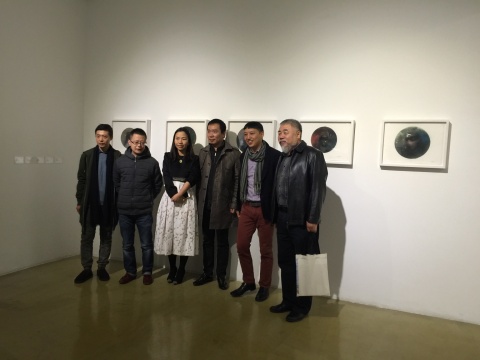 策展人赵倩颖（左三）、艺术家郭晋（右二）与到场嘉宾合影
