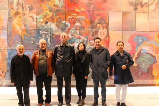夏小万个展“自转”开幕嘉宾合影,从左至右:栗宪庭、夏小万、詹建俊、郭晓彦、崔灿灿、郑林
夏小万个展“自转”开幕嘉宾合影,从左至右:栗宪庭、夏小万、詹建俊、郭晓彦、崔灿灿、郑林