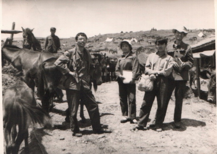 1978年夏天，毛旭辉大学一年级暑假与同学去丽江写生。左起：张晓刚、陈晓燕、张崇明、毛旭辉
