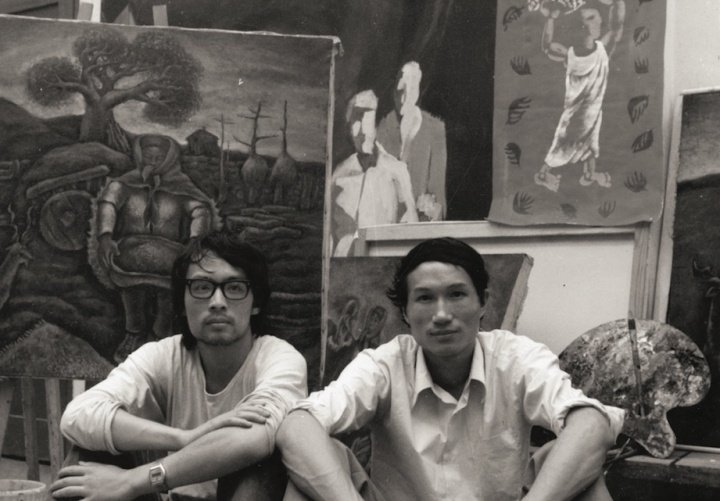 1984年 毛旭辉在工作室与张晓刚合影，工作室位于昆明和平村2号
