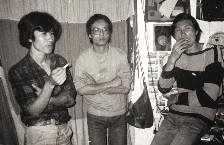 1985年，潘德海（左）、张晓刚（中）、毛旭辉（右）在潘德海地矿局中学宿舍
