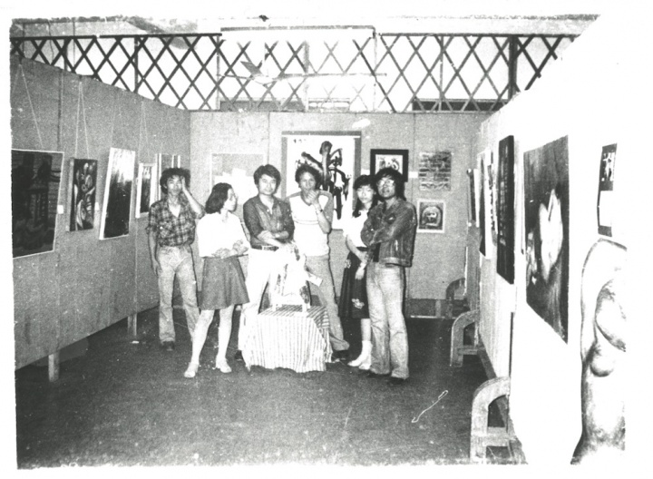 1985年6月，首届“新具像画展”在上海静安区文化馆展览现场，从左至由依次是：潘德海、侯文怡、徐侃、毛旭辉、画家朋友、张隆
