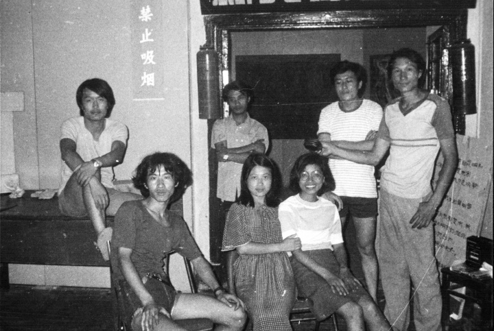 1985年7月，首届“新具像画展”南京巡回展展厅入口处合影，左起依次是：吴越、潘德海、南京友人、吴越夫人、侯文怡、汤国、毛旭辉
