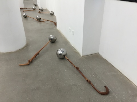 杨心广作品《无题（拐杖）》 作品材质为天然树枝拐杖、轴承钢球，10组共350公斤，尺寸可变
