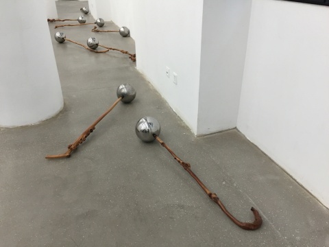 杨心广作品《无题(拐杖)》 作品材质为天然树枝拐杖、轴承钢球,10组共350公斤,尺寸可变
杨心广作品《无题(拐杖)》 作品材质为天然树枝拐杖、轴承钢球,10组共350公斤,尺寸可变