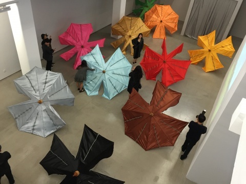 莫萨2015年的大型装置作品《国王的伞》及创作的影像纪录，美术馆五层俯视图
