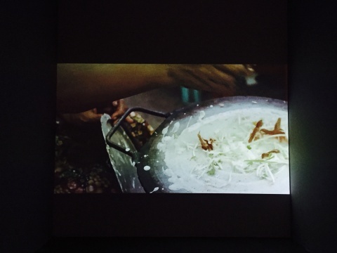 莫萨2012年影像作品《仰光各地的手》截屏
