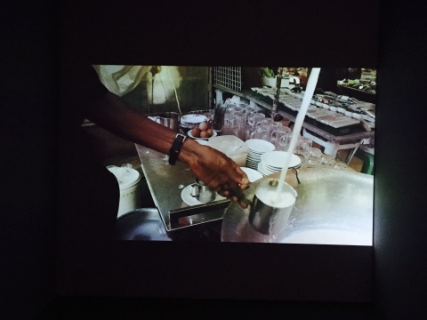 莫萨2012年影像作品《仰光各地的手》截屏
