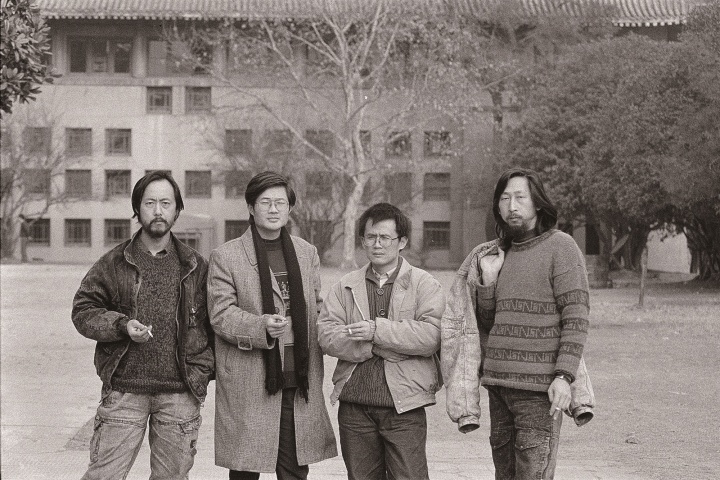 1992年任戬、吕澎、舒群、王广义在武汉大学(摄影:肖全)
1992年任戬、吕澎、舒群、王广义在武汉大学(摄影:肖全)
