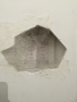 若不静艺术家导览,这间作品真的很难被人发现,它藏身于一层展厅的墙角内部,名为《无处藏身》着实贴切,这件作品创作于2014年,丝箔与纸为材 若不静艺术家导览,这间作品真的很难被人发现,它藏身于一层展厅的墙角内部,名为《无处藏身》着实贴切,这件作品创作于2014年,丝箔与纸为材