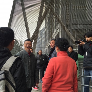 从吕胜中与友人交谈中得知,他布展至开幕当天的凌晨6点 从吕胜中与友人交谈中得知,他布展至开幕当天的凌晨6点