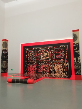 剪纸装置作品《彳亍》,彳亍(chichu)意为行走,天地间铺展开来
剪纸装置作品《彳亍》,彳亍(chichu)意为行走,天地间铺展开来