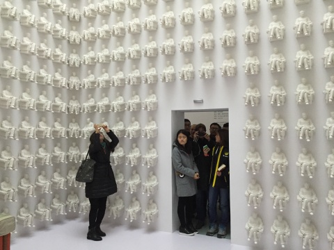 2015年新作《座无虚席》,对毛泽东时代艺术形态的反思。空间限流,每次仅限两人共同进入拍照、体验
2015年新作《座无虚席》,对毛泽东时代艺术形态的反思。空间限流,每次仅限两人共同进入拍照、体验