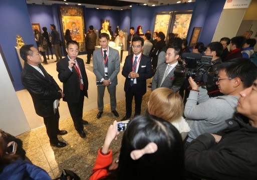 嘉德艺术中心寇勤为现场媒体导览
嘉德艺术中心寇勤为现场媒体导览