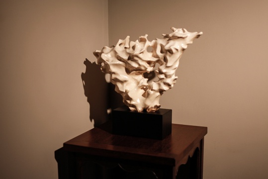 赵梦《无题》 51x35.5x23cm 瓷 2014
赵梦《无题》 51x35.5x23cm 瓷 2014