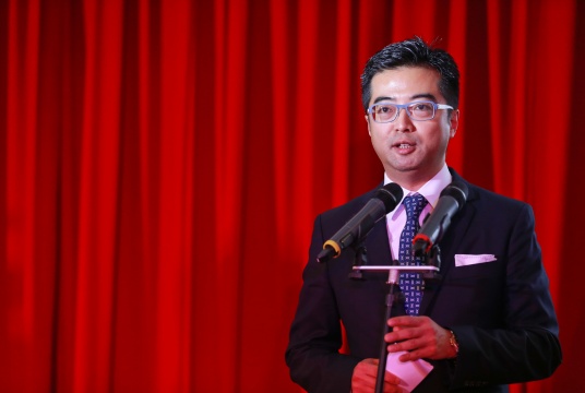 港方代表黑国强作开幕发言
港方代表黑国强作开幕发言