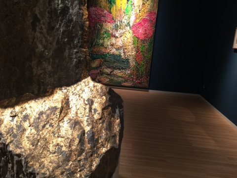 以嵩山石为材料制作的石雕装置与绘画作品共同展出
以嵩山石为材料制作的石雕装置与绘画作品共同展出