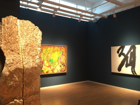 石雕、绘画与收藏，展示着艺术家的创作线索与文化脉络
