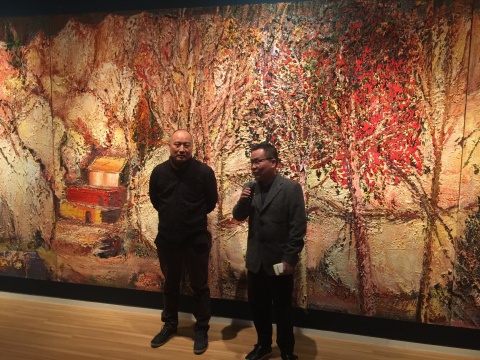 全场达到三米五的《古树斜阳》展示着艺术家尹朝阳的雄心与气势
