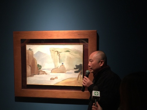 尹朝阳与自己收藏的“全帝都最后的一件”关良作品
尹朝阳与自己收藏的“全帝都最后的一件”关良作品