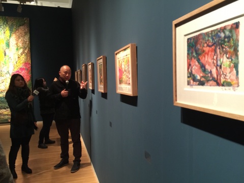展览现场,尹朝阳向观众介绍自己的水彩作品
展览现场,尹朝阳向观众介绍自己的水彩作品