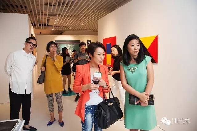 2015年，柴成炜作为上海艺术都市执行总监，为现场嘉宾介绍活动信息
