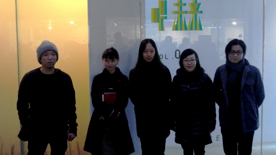 左起为:艺术家球立阳、橱窗管家秦佳女、开幕主持人、今日美术馆学术及展览副馆长晏燕、艺术家许宏翔
左起为:艺术家球立阳、橱窗管家秦佳女、开幕主持人、今日美术馆学术及展览副馆长晏燕、艺术家许宏翔