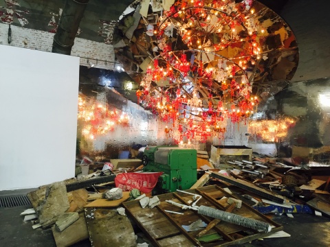 韩国艺术家崔正化2015年以建筑垃圾、锅框架、塑料吊灯、电线、镜片等材料创作的作品 《混沌》   

