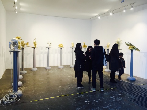 中国艺术家林天苗2013年装作的 《塑像》 彩色丝线、聚脲、金属构件、木台等 
