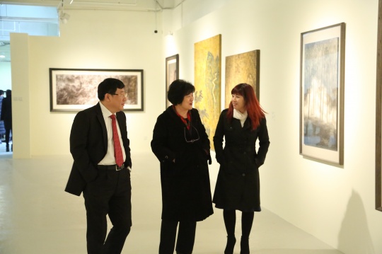 新绎文化集团总裁金永生与获奖嘉宾于展览现场交流