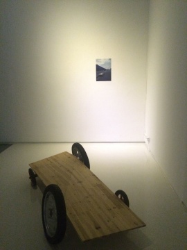艺术家廖斐个展“这句话是错的”开幕，现场展出作品​《车子》