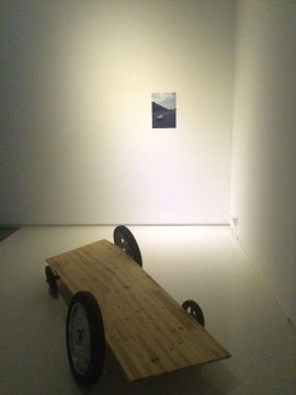 艺术家廖斐个展“这句话是错的”开幕,现场展出作品《车子》 艺术家廖斐个展“这句话是错的”开幕,现场展出作品《车子》