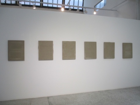 作品《现前》(The Opening Up,砂纸、布),1975年在巴黎双年展上展示过 作品《现前》(The Opening Up,砂纸、布),1975年在巴黎双年展上展示过