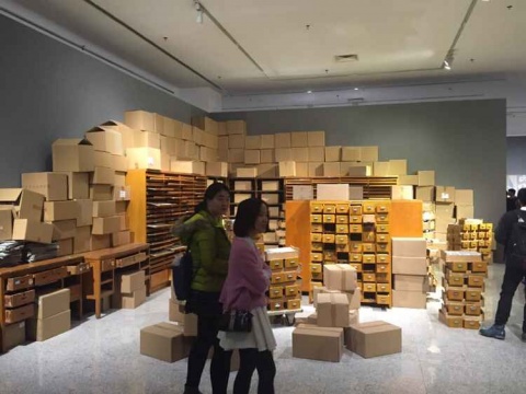 展览现场,用纸箱、旧家具创作的作品
展览现场,用纸箱、旧家具创作的作品