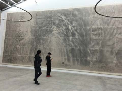 展览现场,占据正面墙壁的《密林》
展览现场,占据正面墙壁的《密林》
