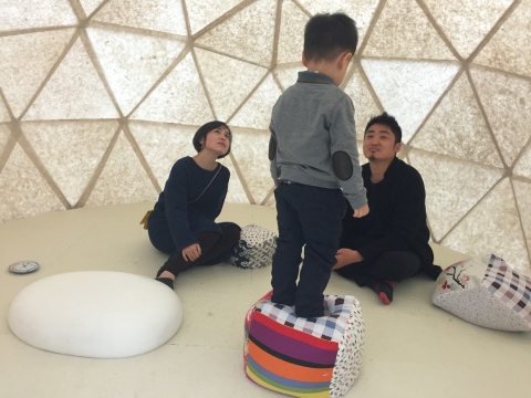 艺术家陈可与友人在空间内
艺术家陈可与友人在空间内