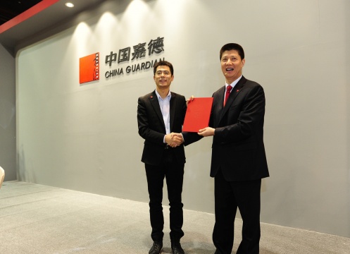 嘉德中国二十世纪及当代艺术部总经理李艳锋向首席拍卖师徐军颁发今天的第二份白手套证书
