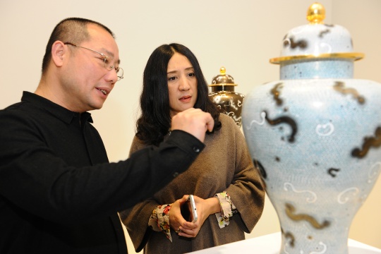 艺术家陈琦向到场嘉宾解读自己作品《时间简谱·罐（白）》
