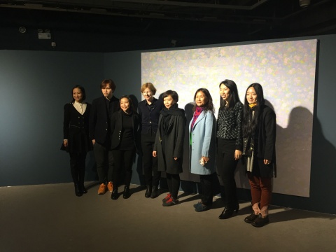 龚旭(左二)、李美娟(左三)、OCAT西安馆馆长凯伦(左四)、梁远苇(左五)与工作人员合影
龚旭(左二)、李美娟(左三)、OCAT西安馆馆长凯伦(左四)、梁远苇(左五)与工作人员合影