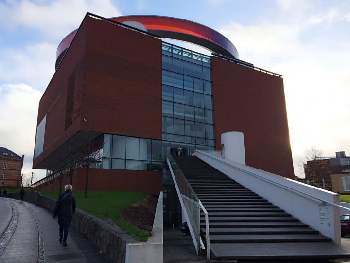 奥胡斯美术馆于2004年落成，建筑顶部的“彩虹”由出生于丹麦的奥拉维尔·埃利亚松（Olafur Eliasson）为美术馆度身打造
