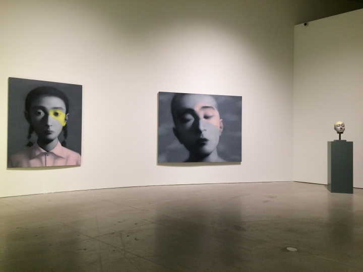 张晓刚2006年的两件油画以及2014年的雕塑《男孩3号》
