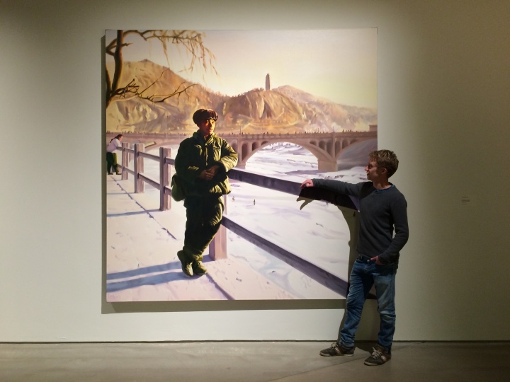 丹麦观众与景柯文的油画《万里无云2013 No.6 》合影互动
